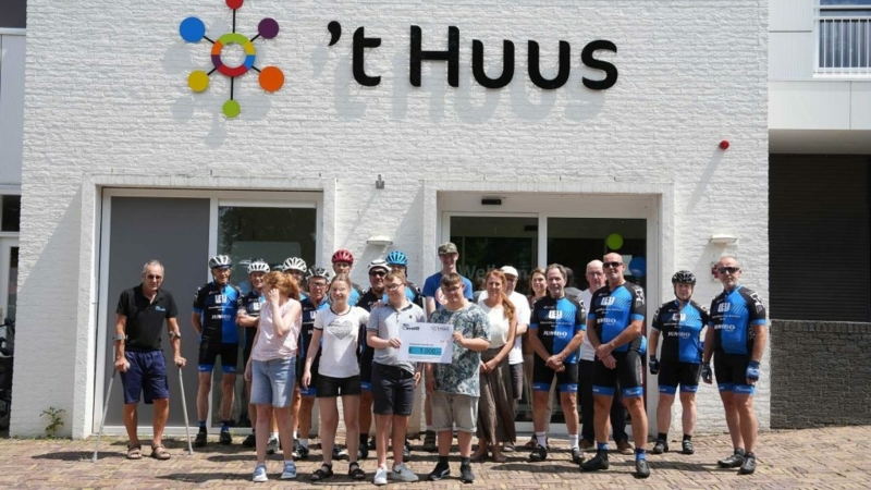 Toerclub Avanti overhandigt cheque aan ’t Huus