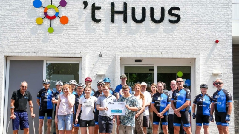 Toerclub Avanti overhandigt cheque aan ’t Huus