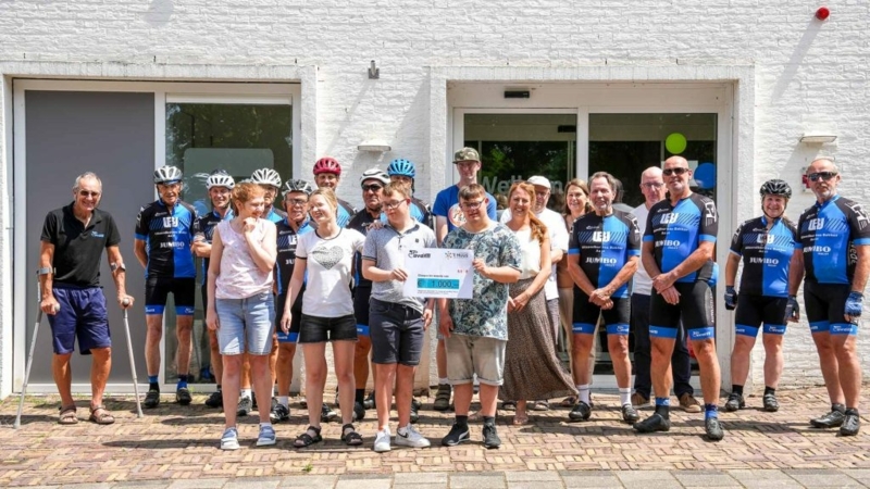 Toerclub Avanti overhandigt cheque aan ’t Huus