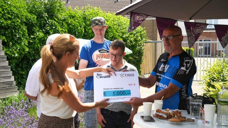 Toerclub Avanti overhandigt cheque aan ’t Huus